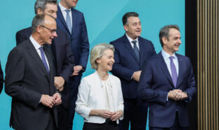 Ursula von der Leyen avec, à sa gauche, Friedrich Merz, et à sa droite Kyriakos Mitsotakis.