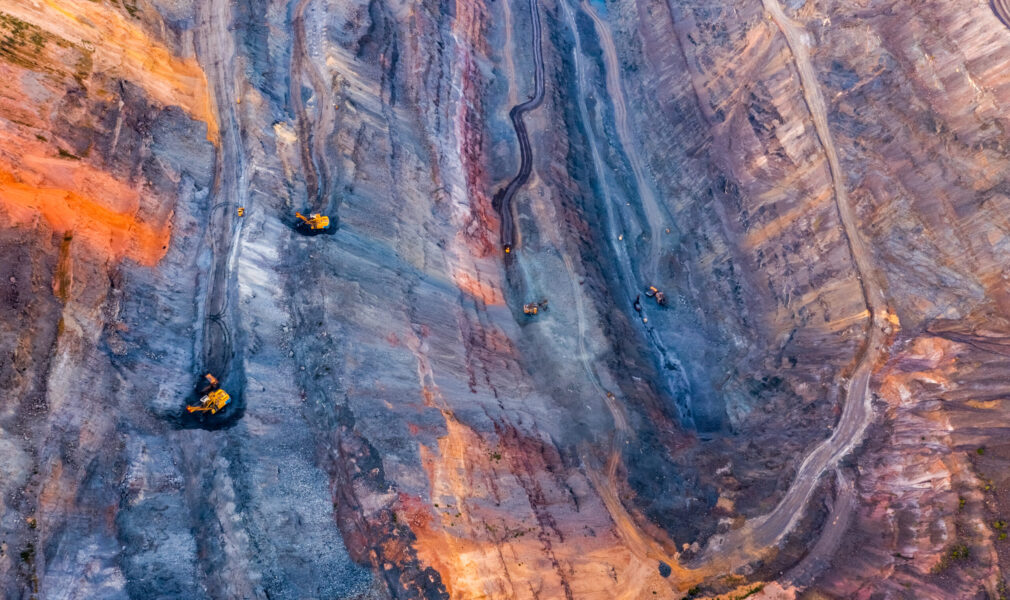 Vue aérienne d'une mine à ciel ouvert de minerai de fer.