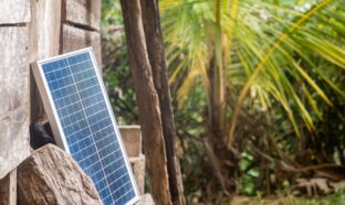Panneau solaire posé sur le côté d'une maison.