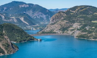 Barrage du lac de Serre-Poncon, l'un des plus grands réservoirs d'Europe, Hautes-Alpes, France.