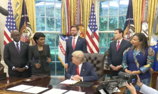 Photo du président américain Donald Trump avec la ministre des Affaires étrangères congolaise, Thérèse Kayikwamba Wagner, et le ministre des Affaires étrangères rwandais, Olivier Nduhungirehe dans le Bureau ovale le jour de la signature de l’accord de paix RDC-Rwanda.