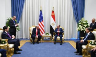 Le président égyptien Abdel Fattah al-Sissi et le président américain Donald Trump en marge du sommet de Charm el-Cheikh, le 13 octobre.