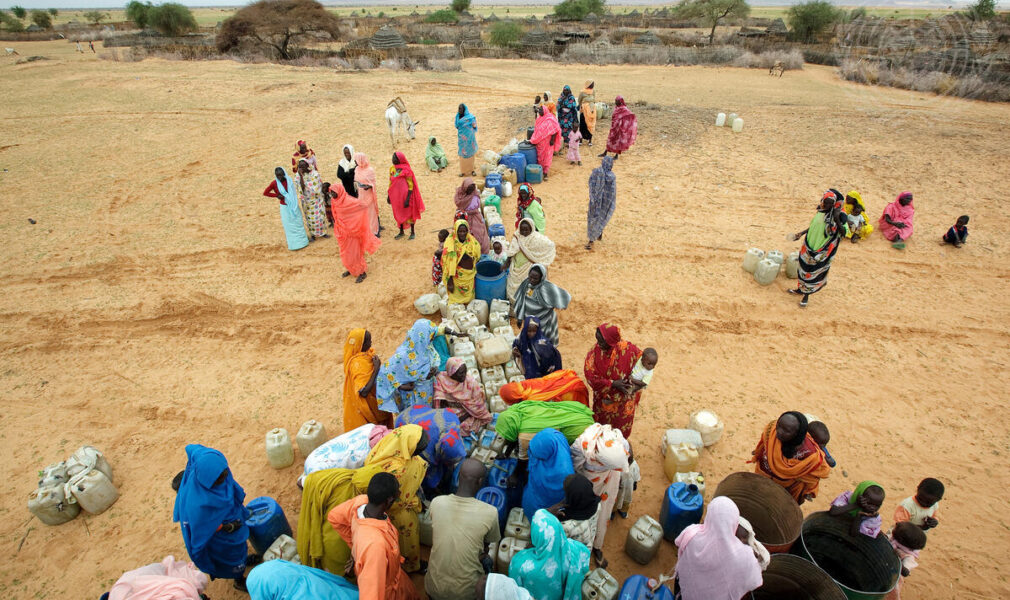 Une distribution d'eau à Tora, dans le nord du Darfour, en juillet 2009.