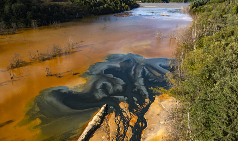 Un lac pollué par une exploitation minière voisine, à Geamana, en Roumanie.