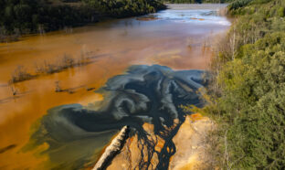 Un lac pollué par une exploitation minière voisine, à Geamana, en Roumanie.