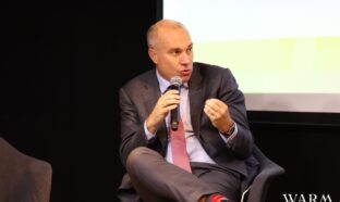 François Gemenne lors de la conférence Warm présentant le classement des Etats en matière climatique.