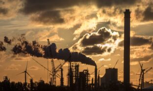 Une raffinerie, à Rotterdam, aux Pays-Bas.